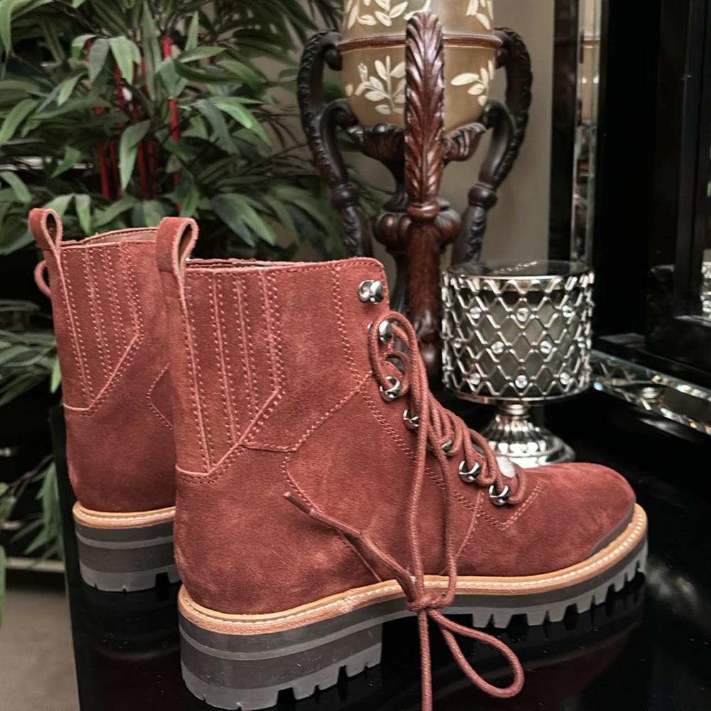 Beautiful lace up boots